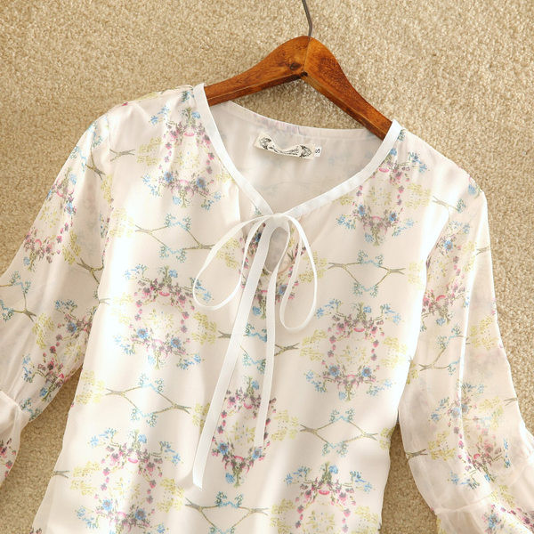 Ženski komplet duge suknje i bluze sa cvjetnim motivima