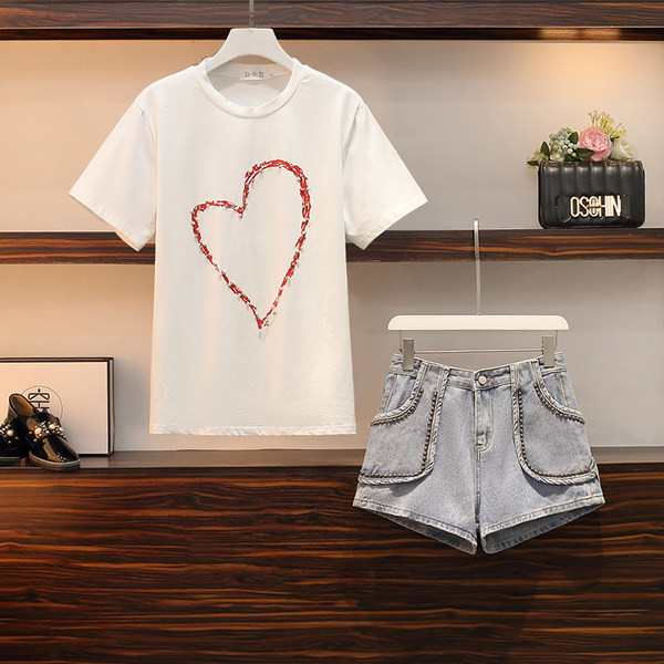 Vasariškas moteriškas marškinėlių komplektas su širdele ir džinsiniais šortais