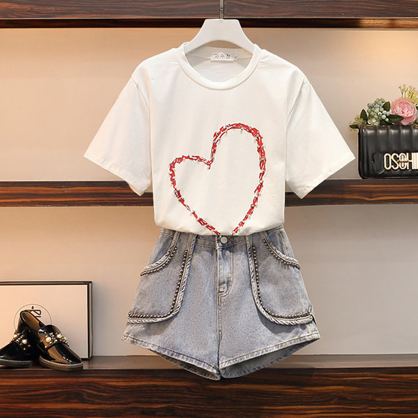 Vasariškas moteriškas marškinėlių komplektas su širdele ir džinsiniais šortais