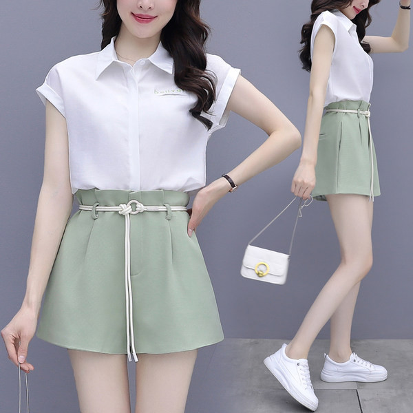 Moderan ženski komplet s remenom i visokim strukom