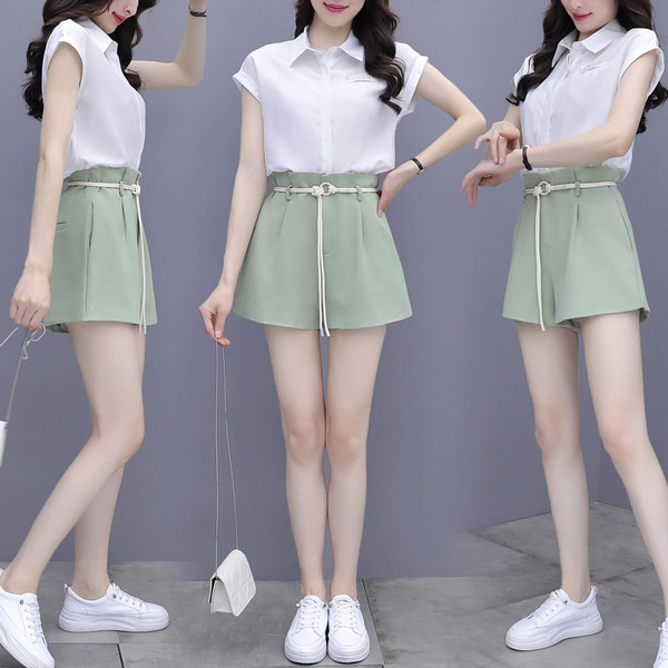 Moderan ženski komplet s remenom i visokim strukom