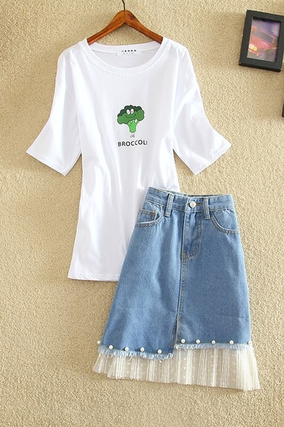 Aktualan ženski komplet od traper suknje i majice