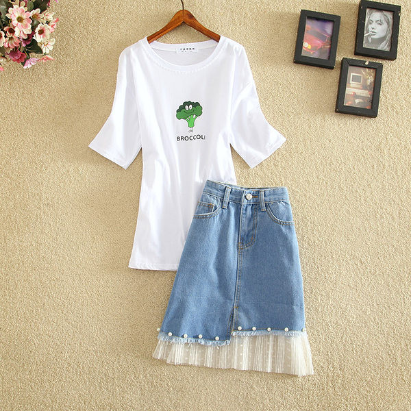 Aktualan ženski komplet od traper suknje i majice