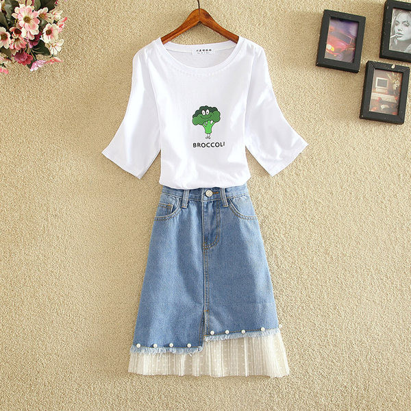 Aktualan ženski komplet od traper suknje i majice