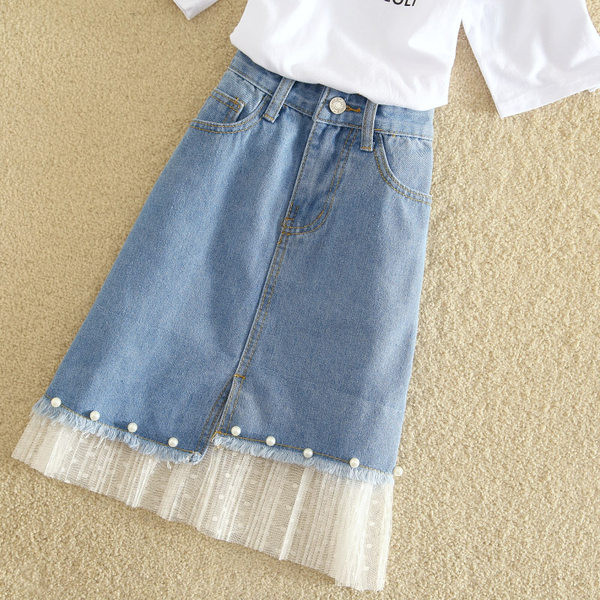 Aktualan ženski komplet od traper suknje i majice