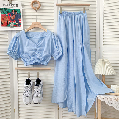 Novi model ljetnog kompleta - kratka bluza i krojena suknja