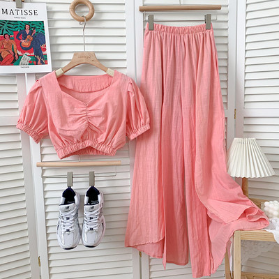 Novi model ljetnog kompleta - kratka bluza i krojena suknja