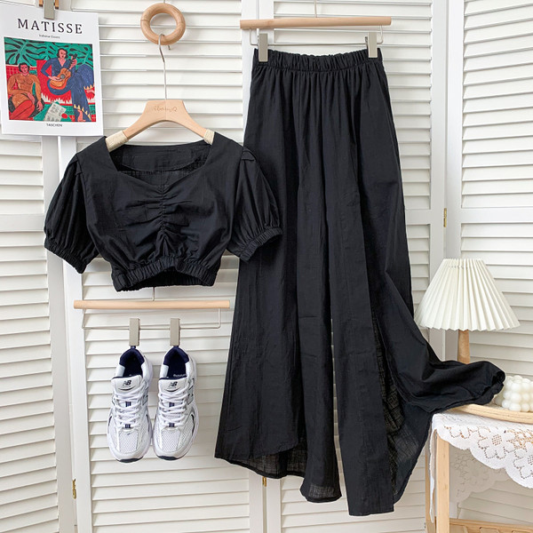 Novi model ljetnog kompleta - kratka bluza i krojena suknja