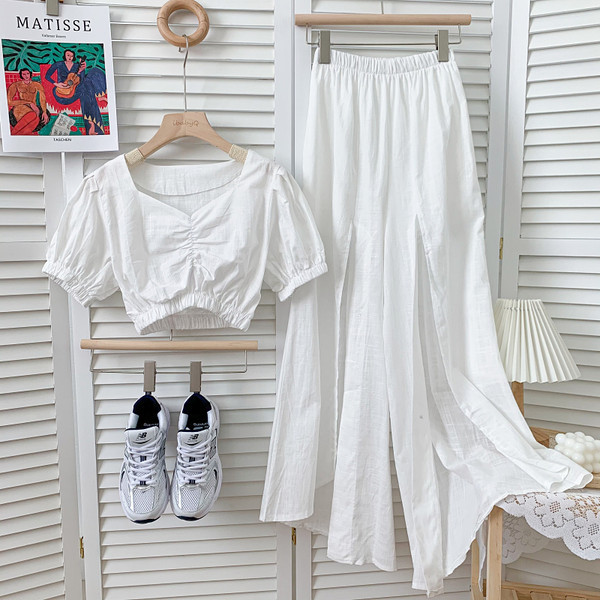 Novi model ljetnog kompleta - kratka bluza i krojena suknja