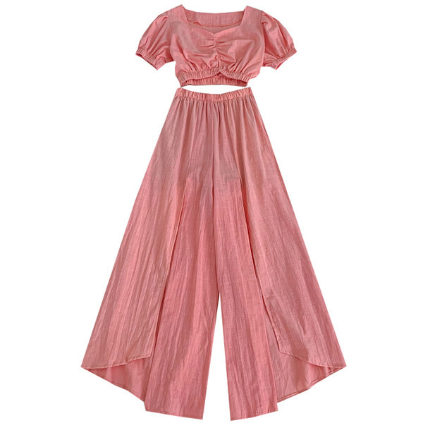 Novi model ljetnog kompleta - kratka bluza i krojena suknja