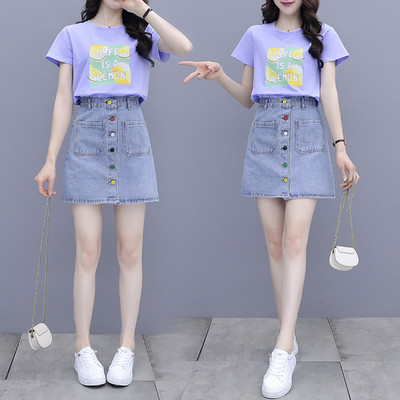 Ženski komplet s aplikacijama i gumbima u boji