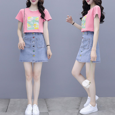 Ženski komplet s aplikacijama i gumbima u boji