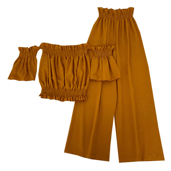 Jauna modeļa vasaras komplekts - īsa blūze ar atkailinātiem pleciem un biksēm