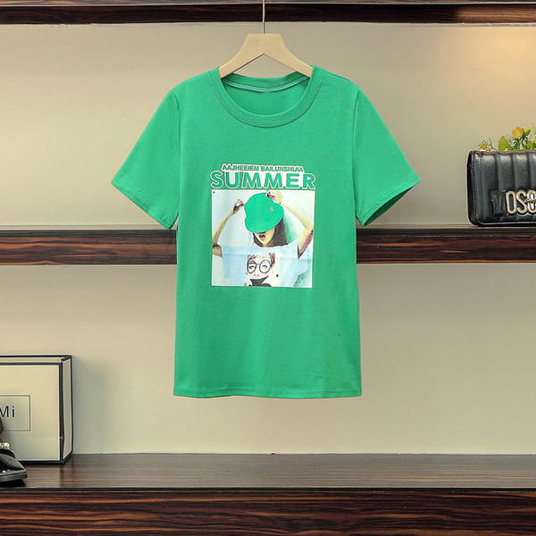 Sieviešu komplekts no divām daļām - T-krekls un īsie džinsi