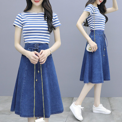 Ženski komplet s prugastom bluzom i traper suknjom na veze