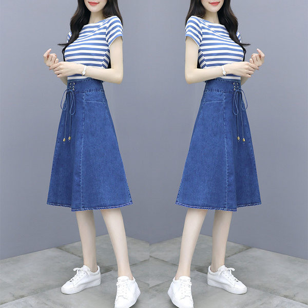 Ženski komplet s prugastom bluzom i traper suknjom na veze