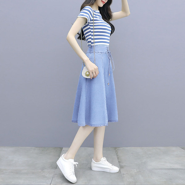 Ženski komplet s prugastom bluzom i traper suknjom na veze