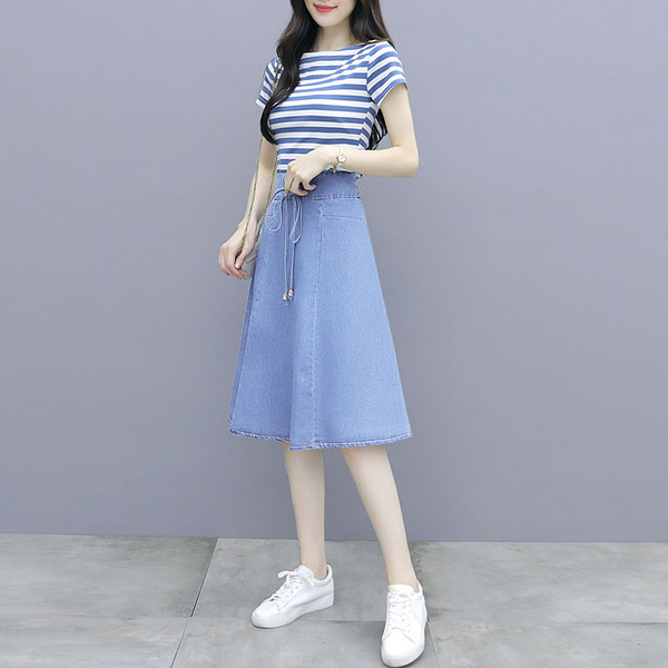 Ženski komplet s prugastom bluzom i traper suknjom na veze