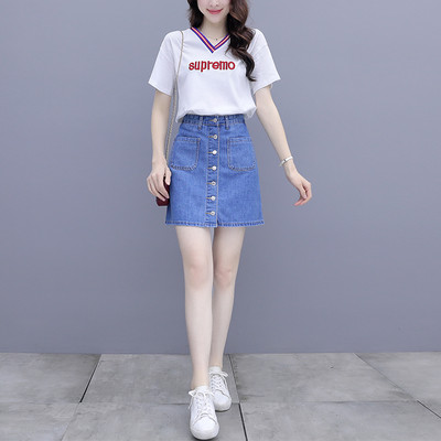 Novi model ženskog kompleta sa dugmadima i natpisima - dvodijelni