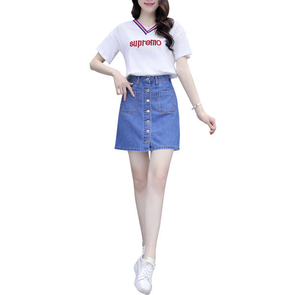 Novi model ženskog kompleta sa dugmadima i natpisima - dvodijelni