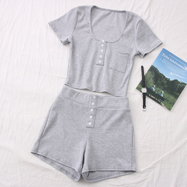 Vasaras ikdienas komplekts - īsa blūze ar pogām un šorti