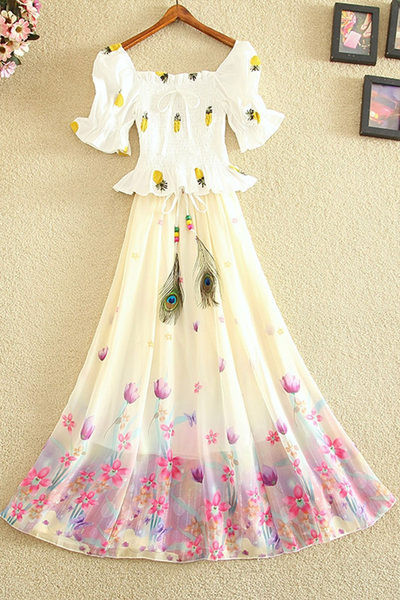 Pašreizējais sieviešu komplekts - garie svārki un blūze