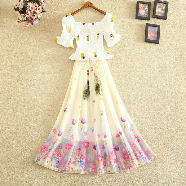 Pašreizējais sieviešu komplekts - garie svārki un blūze