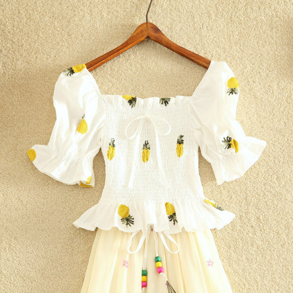 Pašreizējais sieviešu komplekts - garie svārki un blūze