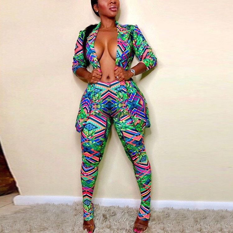 Novi model ženskog kompleta u dvije boje - kamuflaža i dezen u boji