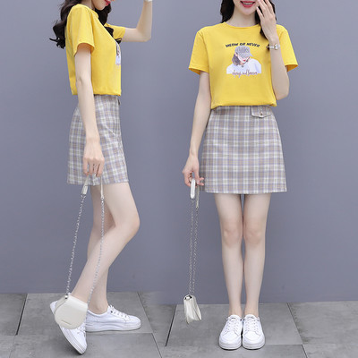 Novi model ljetnog ženskog kompleta sa aplikacijom i suknjom visokog struka