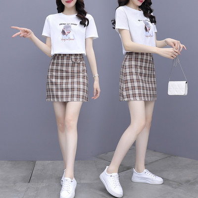 Novi model ljetnog ženskog kompleta sa aplikacijom i suknjom visokog struka