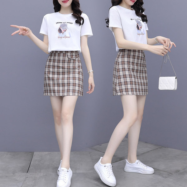 Novi model ljetnog ženskog kompleta sa aplikacijom i suknjom visokog struka