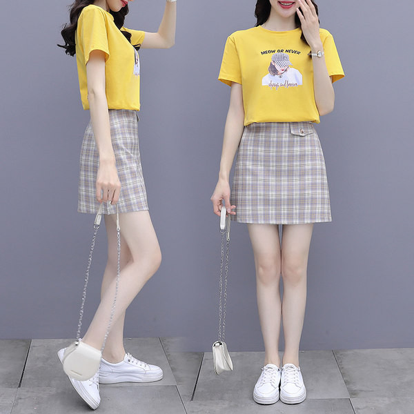 Novi model ljetnog ženskog kompleta sa aplikacijom i suknjom visokog struka