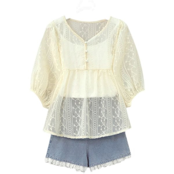 Sieviešu komplekts ar mežģīņu kreklu un šortiem