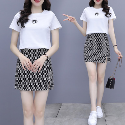 Moderan ženski komplet s prorezom i vezom