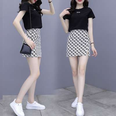 Moderan ženski komplet s prorezom i vezom