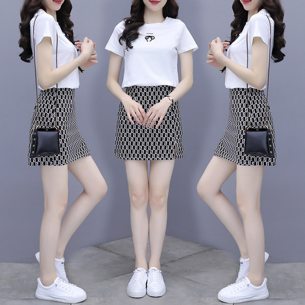 Moderan ženski komplet s prorezom i vezom