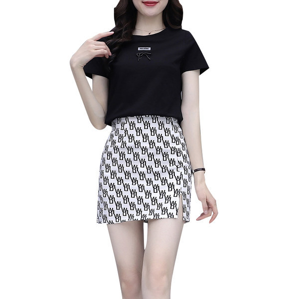 Moderan ženski komplet s prorezom i vezom