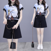 Moderan ženski komplet iz dva dijela sa aplikacijama i gumbima