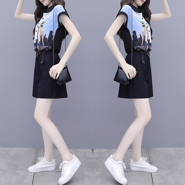 Moderan ženski komplet iz dva dijela sa aplikacijama i gumbima