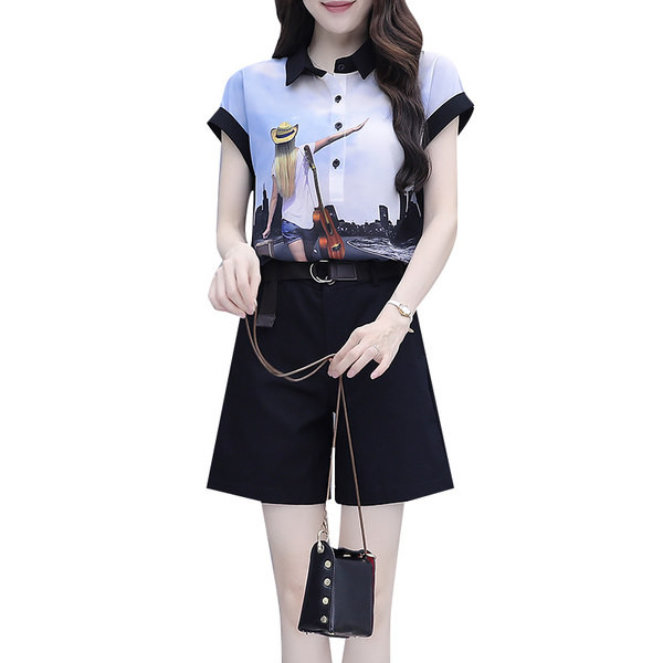 Moderan ženski komplet iz dva dijela sa aplikacijama i gumbima