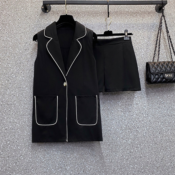 Moderan ženski komplet kratke hlače i prsluk