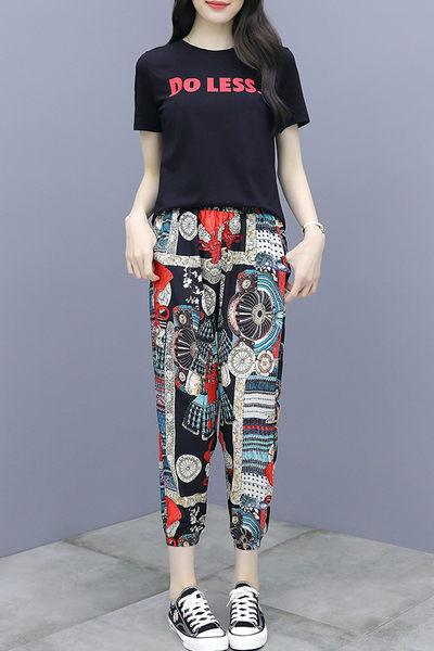 Novi model ljetnog kompleta - majica i hlače sa šarenim uzorkom