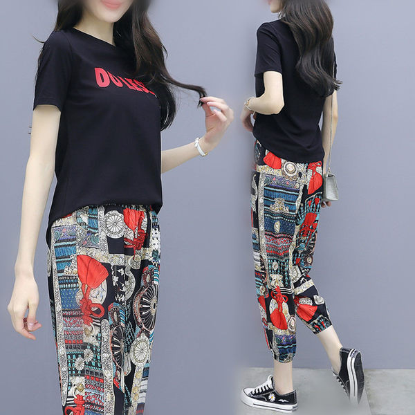 Novi model ljetnog kompleta - majica i hlače sa šarenim uzorkom