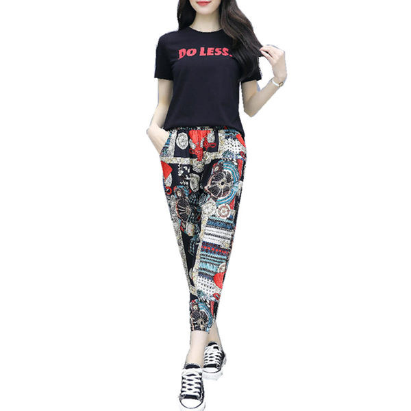 Novi model ljetnog kompleta - majica i hlače sa šarenim uzorkom