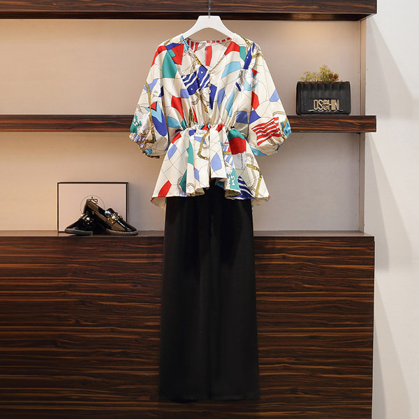 Komplet košulje u boji sa špic izrezom i crnih hlača