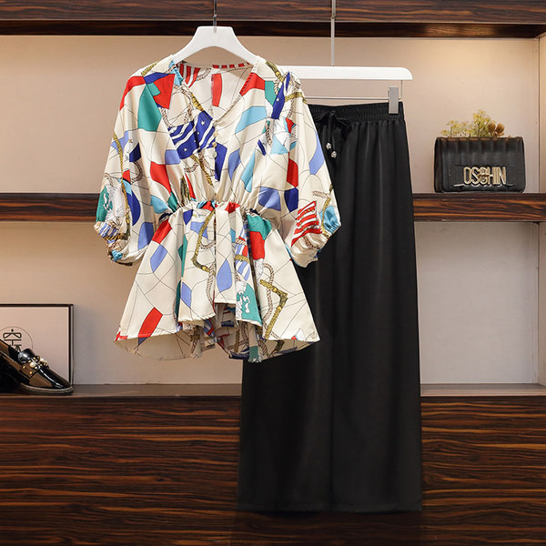 Komplet košulje u boji sa špic izrezom i crnih hlača