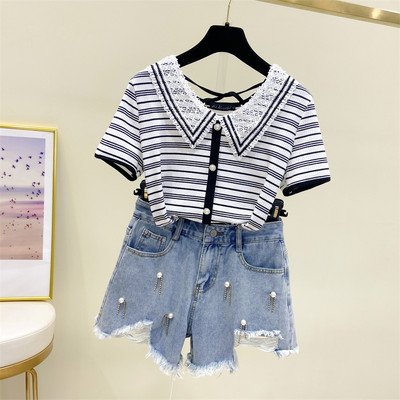 Ženski komplet koji uključuje prugastu bluzu s kragnom i kratke traperice s bisernim ukrasom