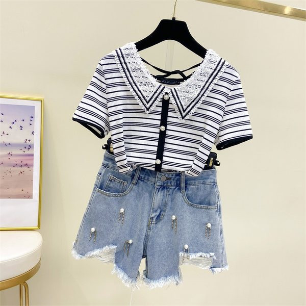 Ženski komplet koji uključuje prugastu bluzu s kragnom i kratke traperice s bisernim ukrasom