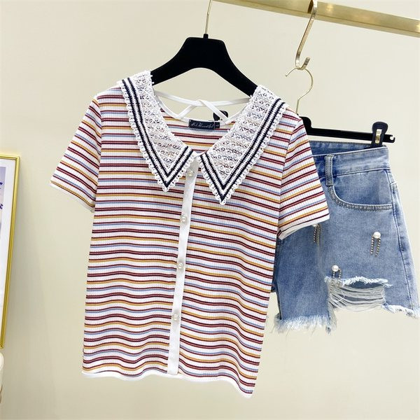 Ženski komplet koji uključuje prugastu bluzu s kragnom i kratke traperice s bisernim ukrasom